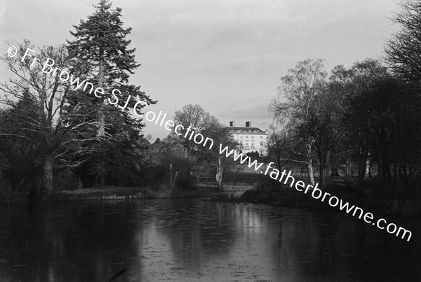 HOUSE FROM LAKE 13.5CM